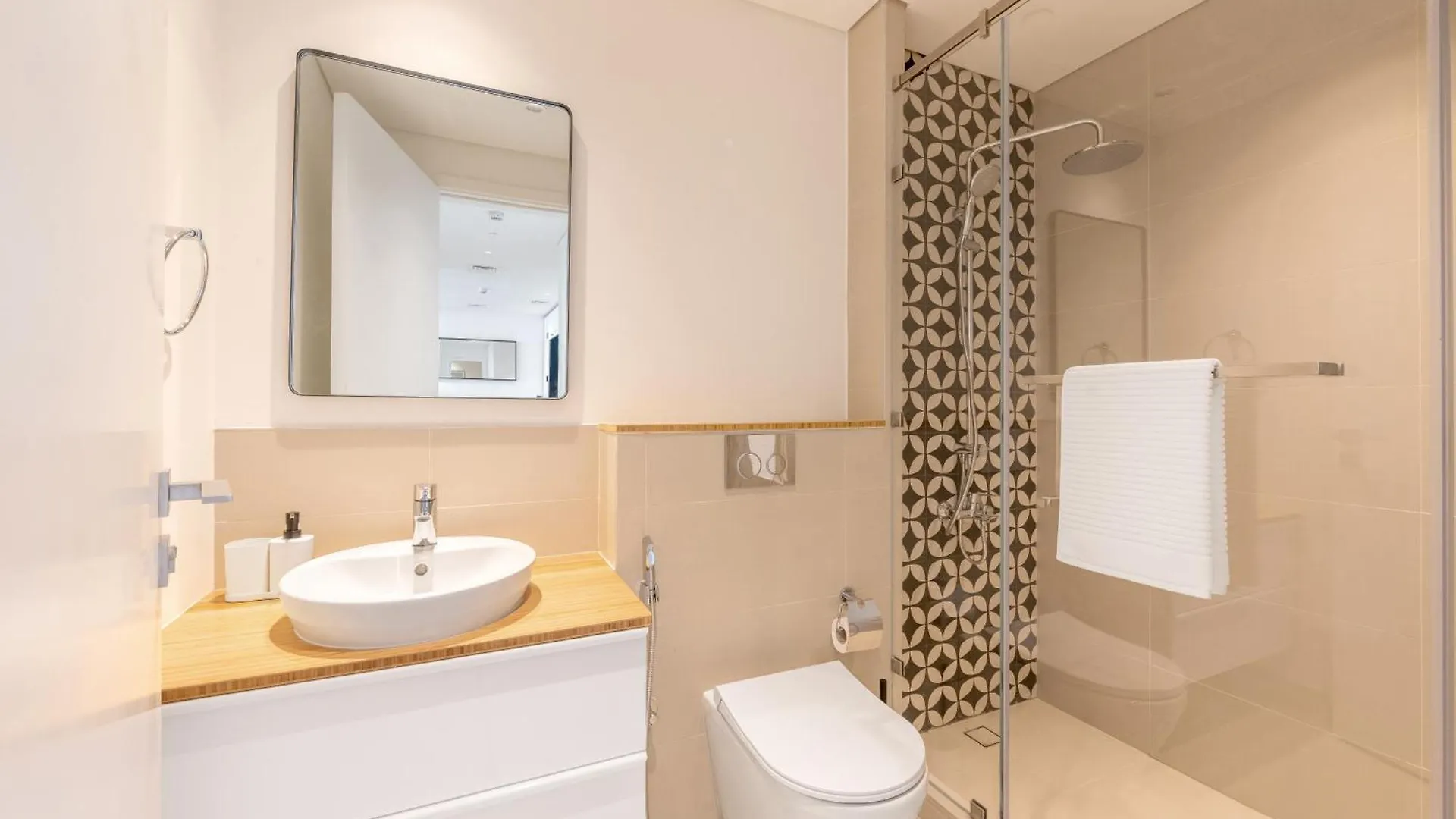 Fresh & Stylish 2Br Living At Collective Tower 1 Apartment Dubai